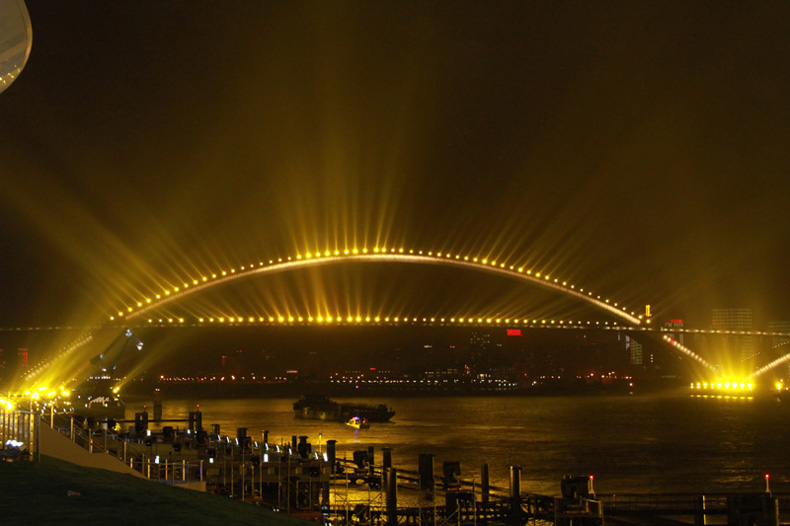 色彩缤纷——卢浦大桥夜景1 摄影 滴水冠英花