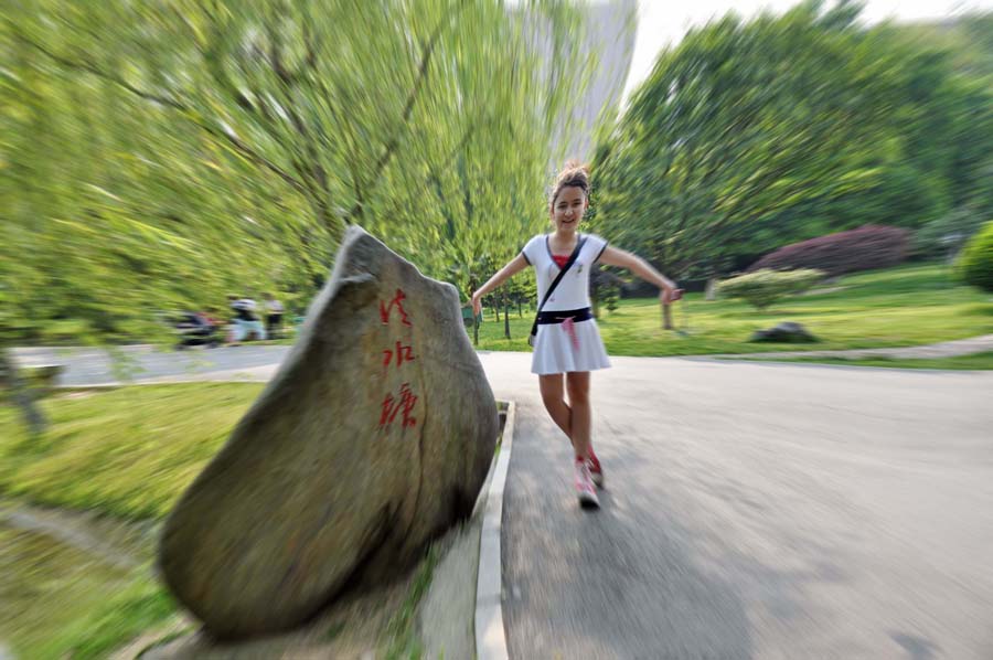 大阪城的姑娘来到清水塘 摄影 毛桂荣