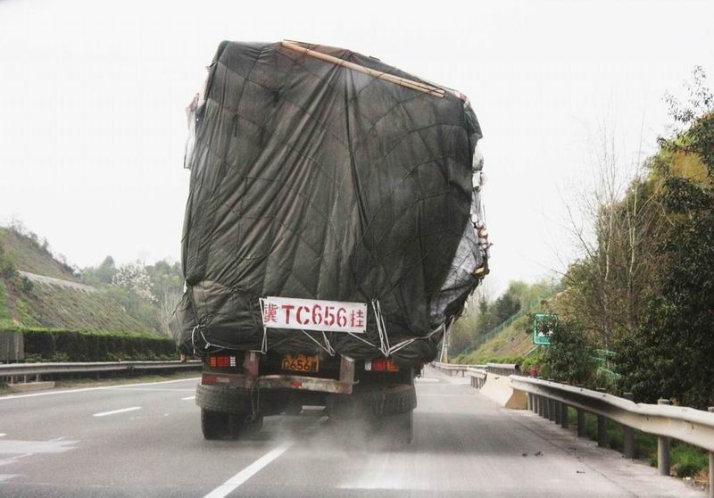 危险的大货车 摄影 彭湖湾