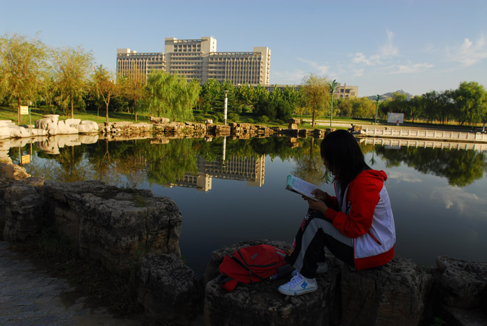 大学校园内 摄影 长征摄影在线