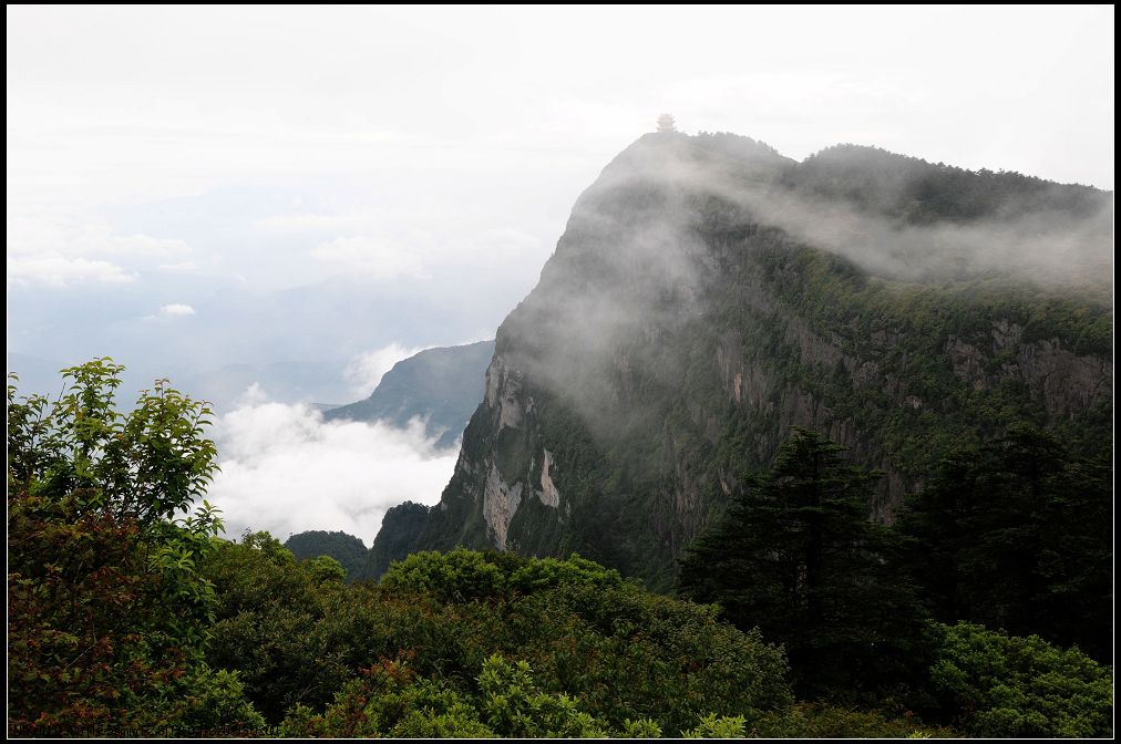 危岩（峨眉，请点大图） 摄影 色谷饥仙