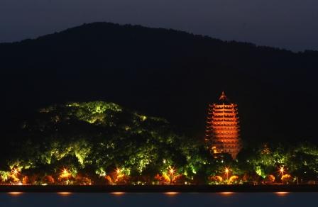 夜幕下的六和塔 摄影 木易立早