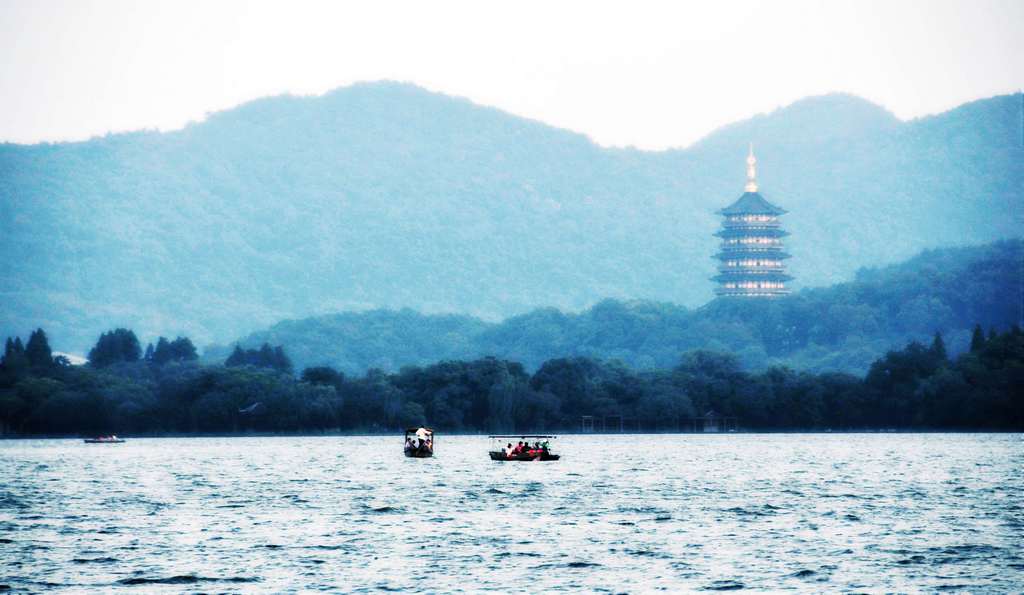 波光碧水雷峰塔 摄影 变异草