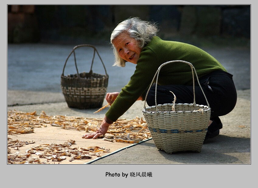 《山区阿妈》 摄影 晓风晨曦