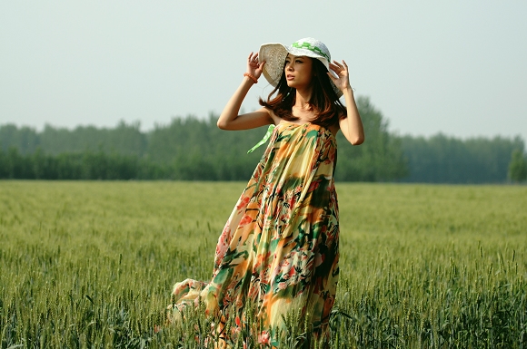 女孩与麦田，在初夏的阳光下慢慢成熟 摄影 山地自由行