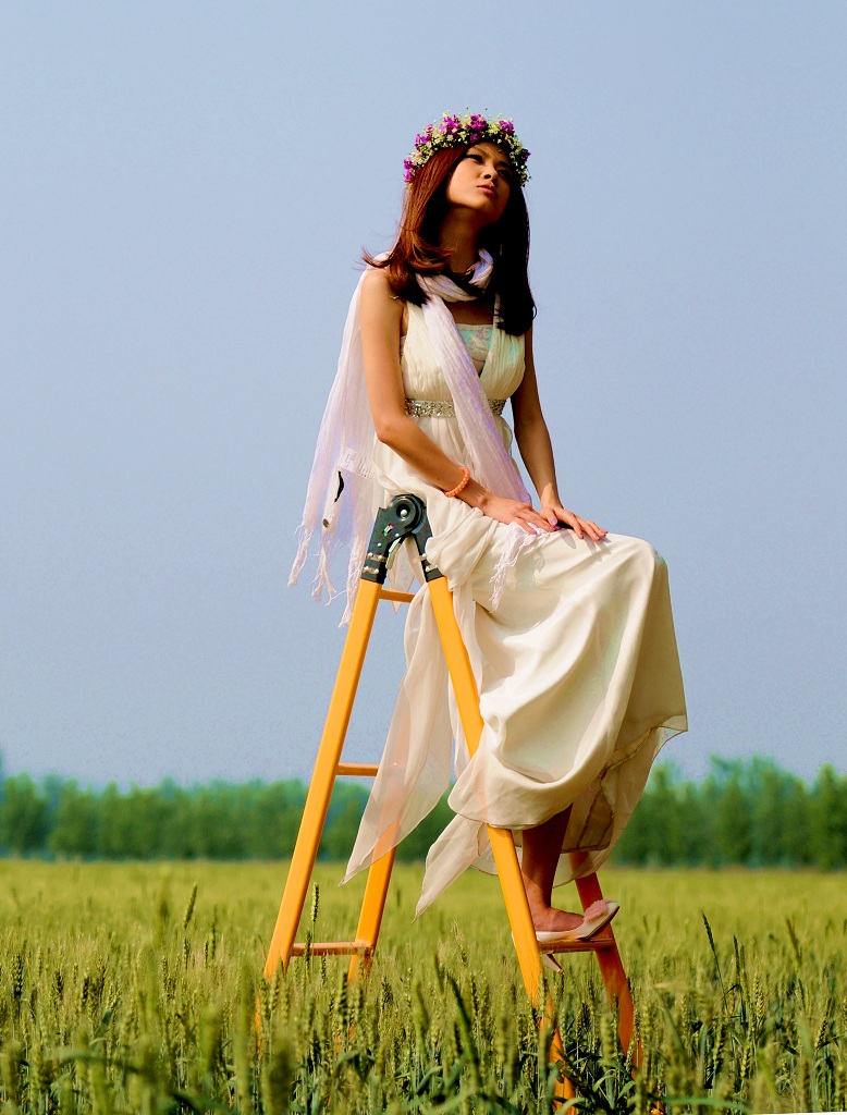 第一次守望麦田的少女，也第一次守望着初夏的阳光、兰天和初恋 摄影 山地自由行