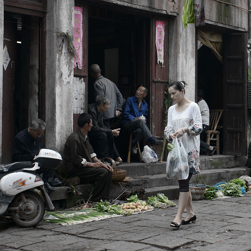 早市上走过的女人 摄影 沙漫海