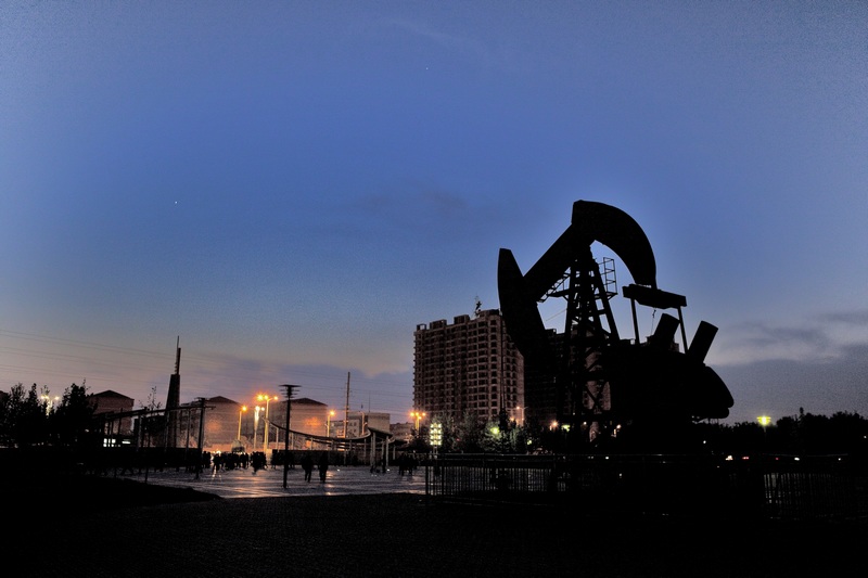 油田夜景 摄影 竹篱