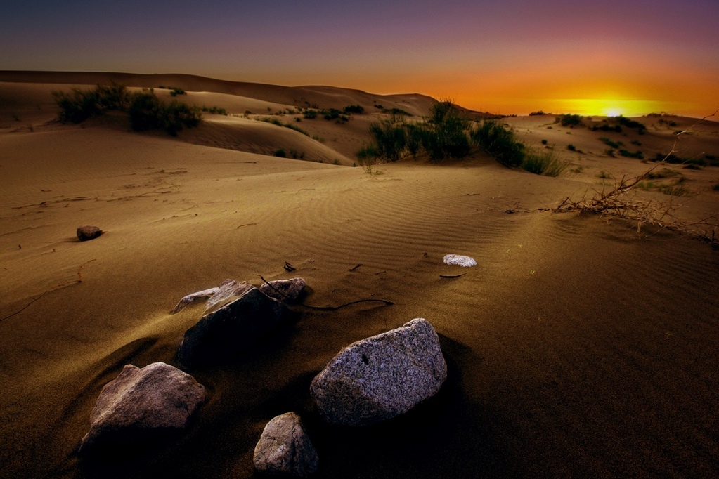 沙漠中的石头 摄影 子戎