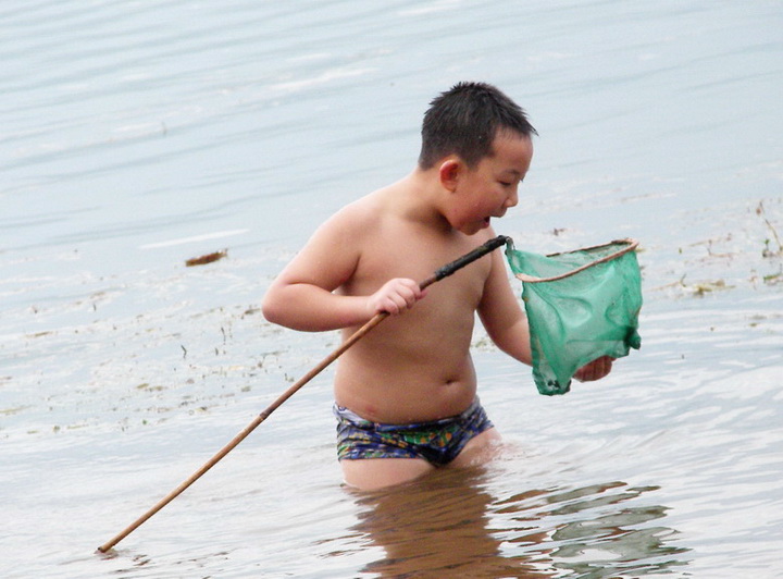 夏日河边——我捞住魚了！ 摄影 爱兰居士