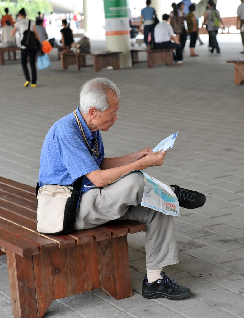 四零后认真读世博 摄影 国际浪人