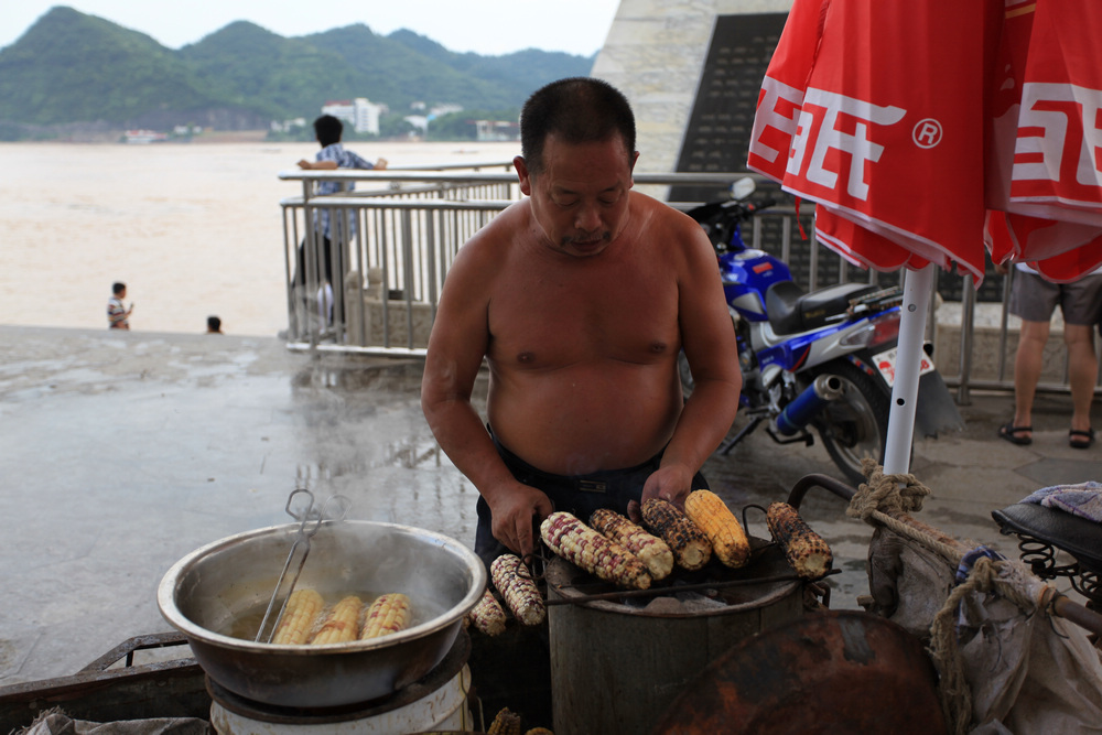 “水深火热”谋生活 摄影 有味诗书