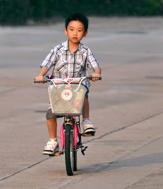 騎單車的男孩 摄影 建智