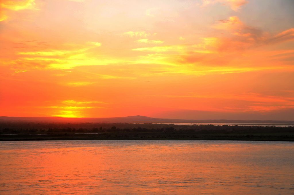 乌兰布和沙漠、黄河边的夕阳 摄影 btyj