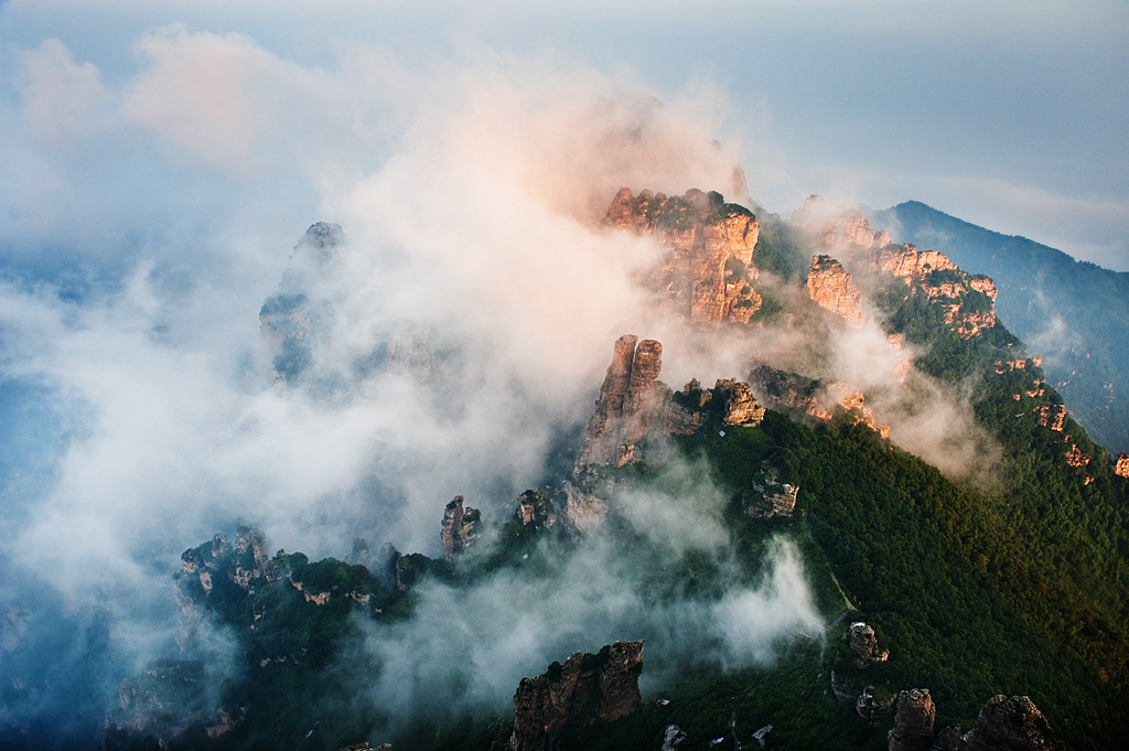 乱云白石山 摄影 诺儿爸