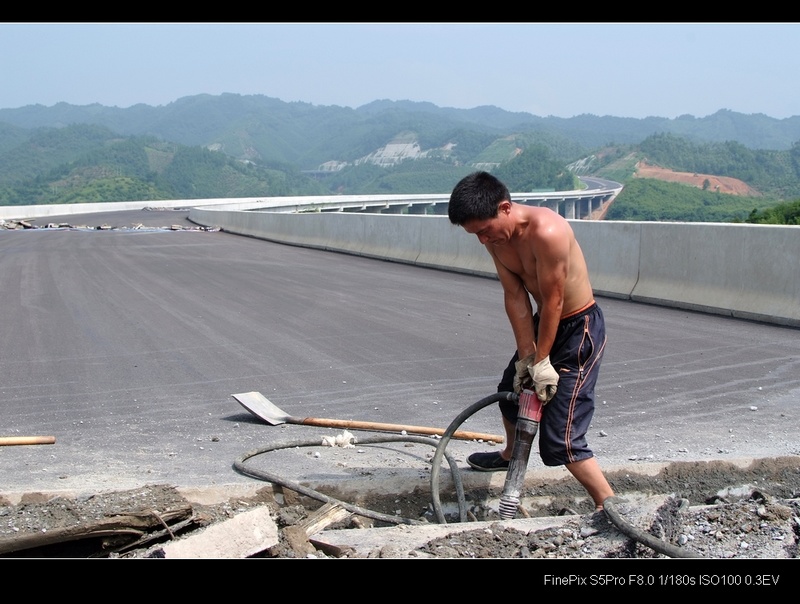 筑路工人1 摄影 竹海大观