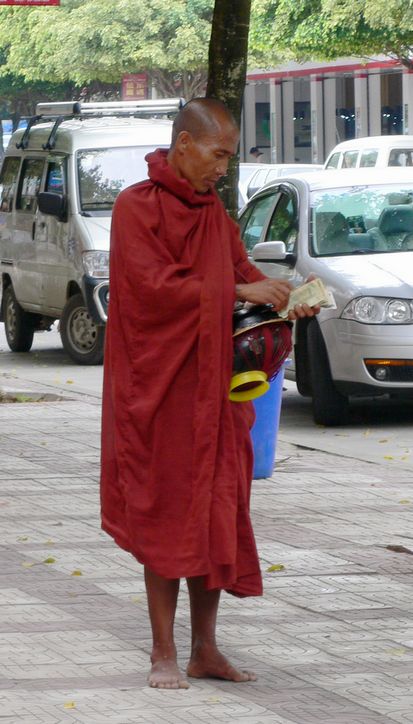 红衣行走着 摄影 周正