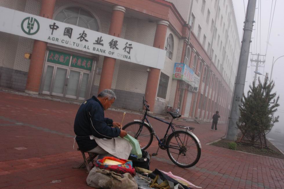 修雨伞 摄影 任庆华