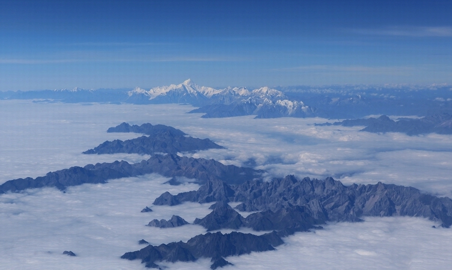 冲破云霄的贡嘎雪山 摄影 骤雨空间