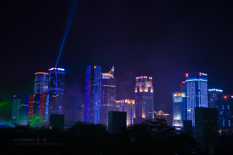 深圳30周年焰火晚会后的夜景. 摄影 松涛一石