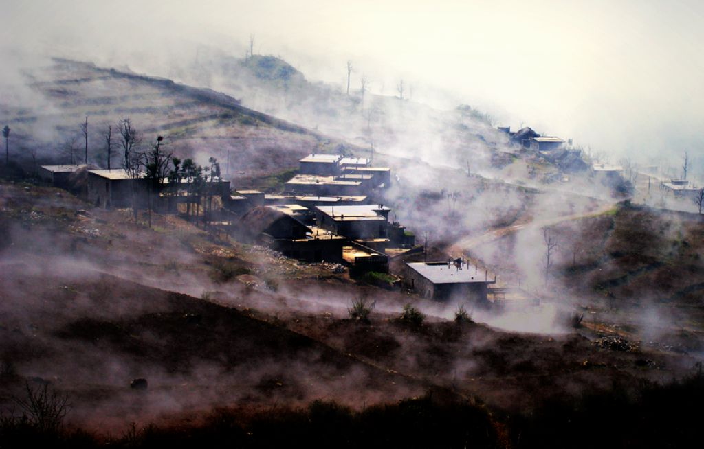 山村秋雾 摄影 关河纤夫