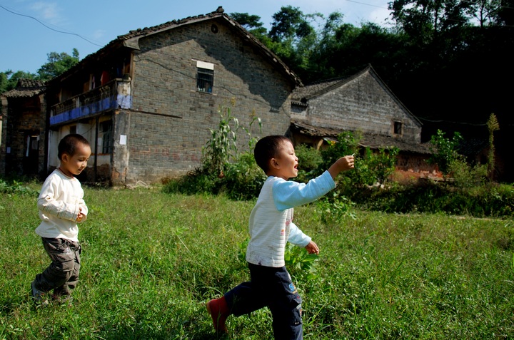 抓住一只蚂蚱 摄影 云山西河