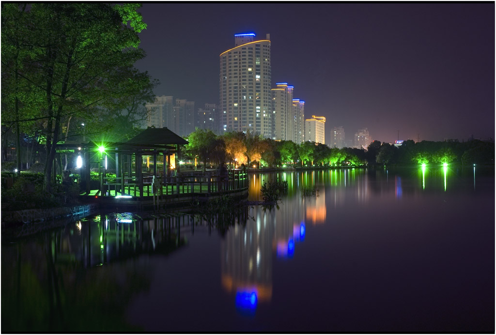 湖边夜景 摄影 镜绣山河