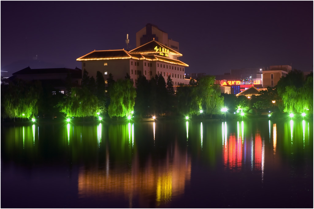 湖边夜景 摄影 镜绣山河