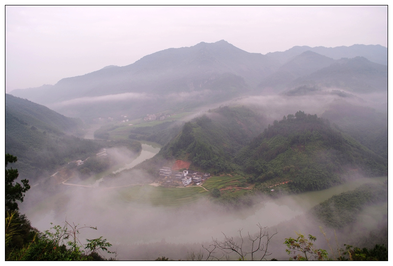 云雾绕山村 摄影 竹海大观