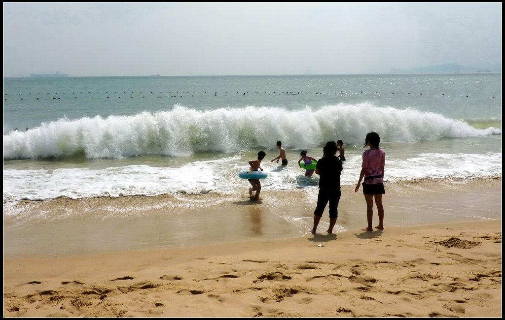 秋日海滩戏浪 摄影 华绿