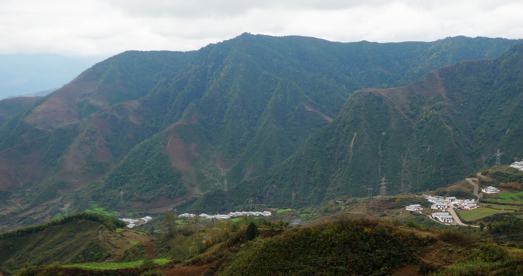 小康山村 摄影 吉克伍来