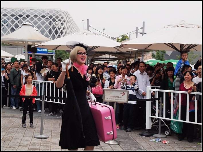 世博即景2-英国馆外的即兴表演 摄影 龙吟天下