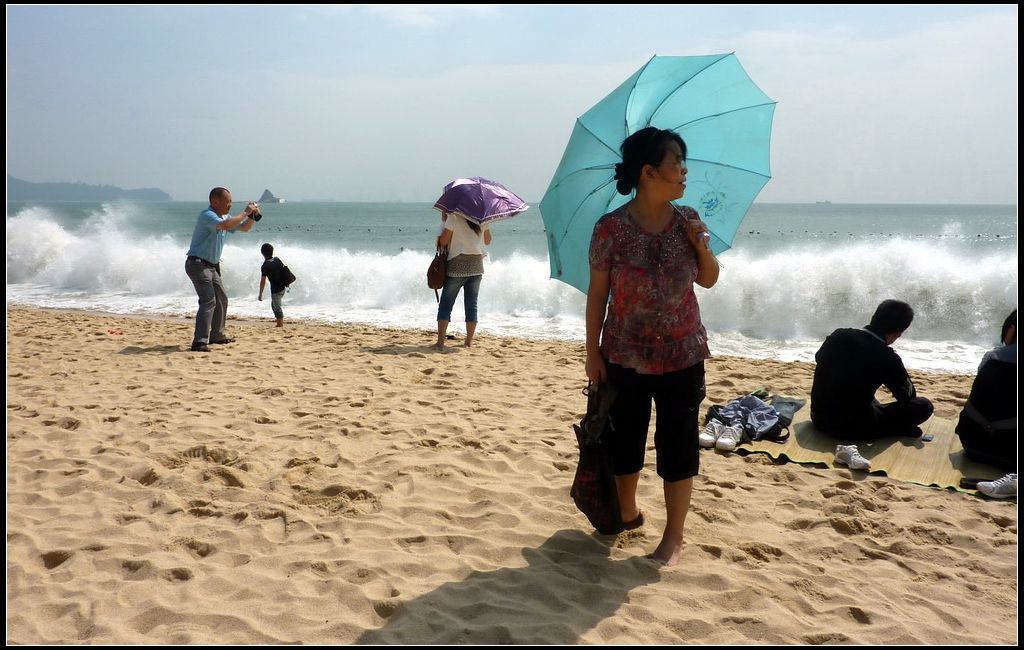 沙滩海浪前留影 摄影 华绿