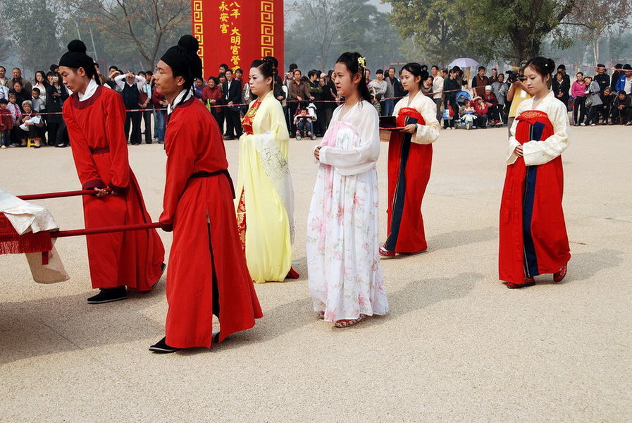 宫女女史随行 摄影 译书人