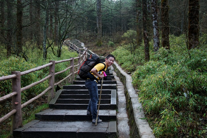 峨嵋登山者 摄影 云山西河