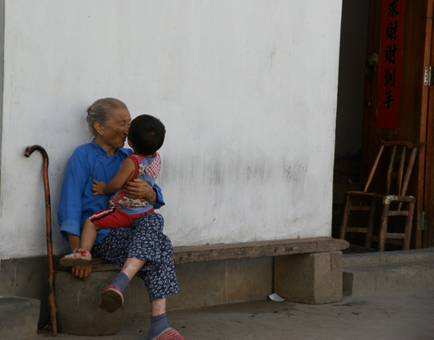 祖孙俩逗着玩 摄影 yanxiaohua