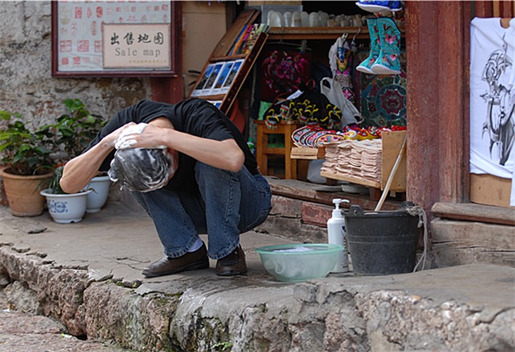 丽江古城里的人(9) 摄影 恒然