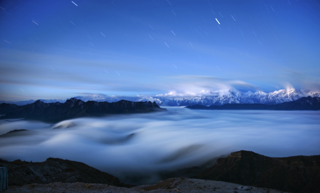 银河星雨贡嘎夜 摄影 葛达山