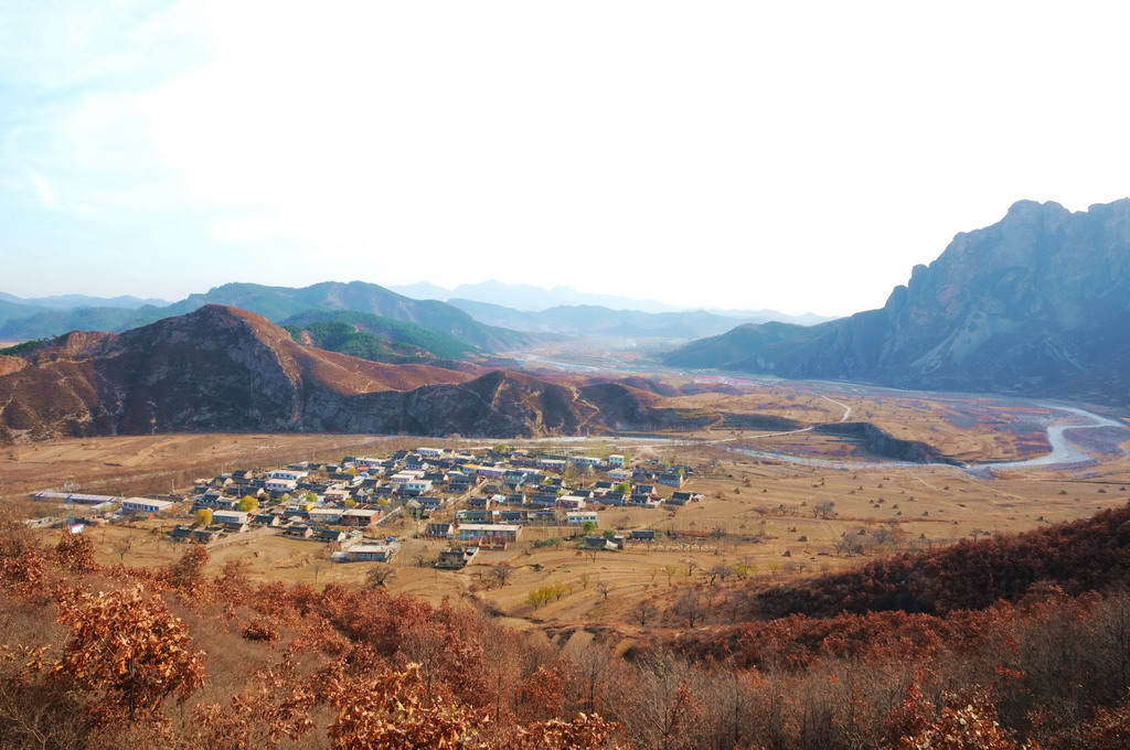 群山环抱小村庄 摄影 红军喝茅台