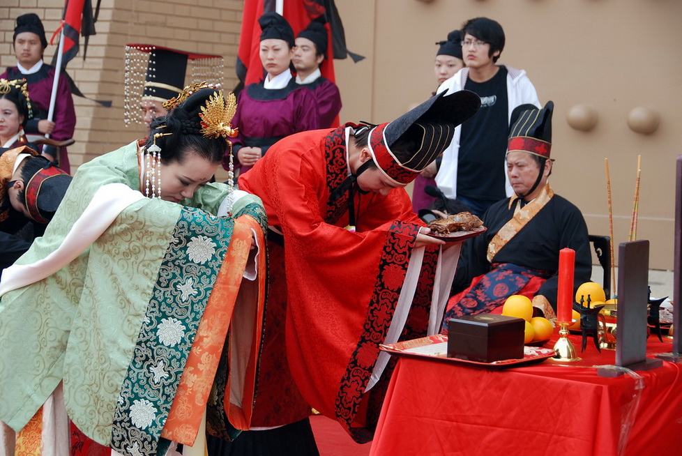 公主驸马一齐祭献 摄影 译书人