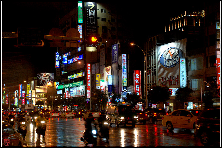 雨夜‘高雄’人如潮 摄影 zhangxunyong