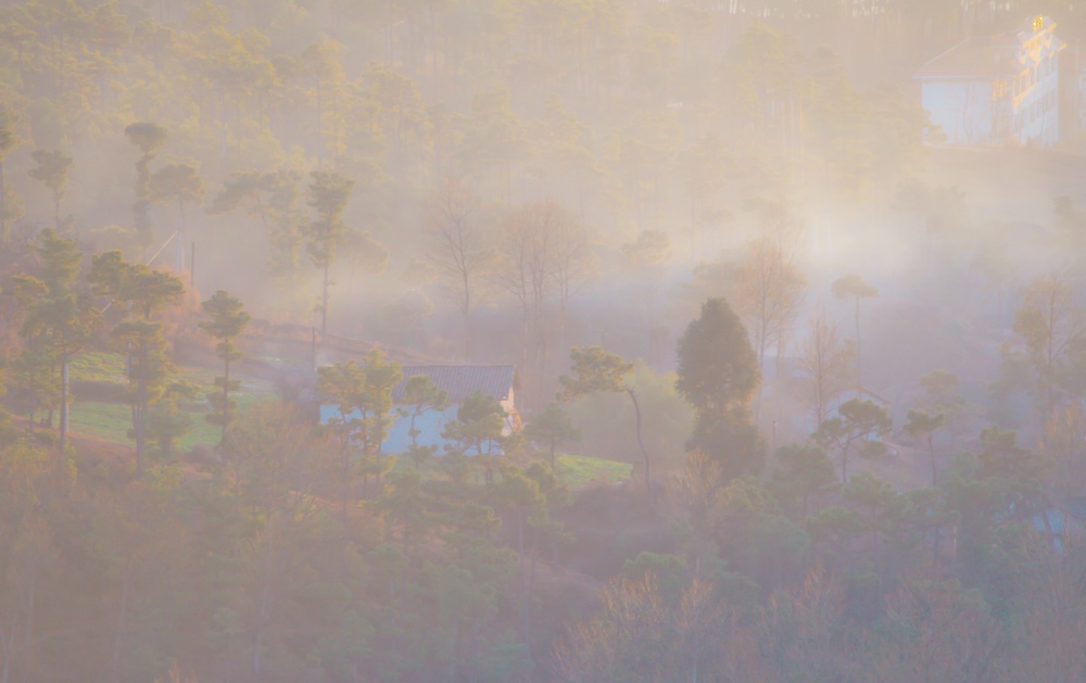 山村有夕阳 摄影 吕延均..铁蹄