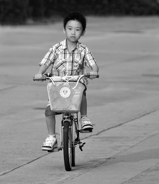 騎自行車的小男孩 摄影 黑白写真