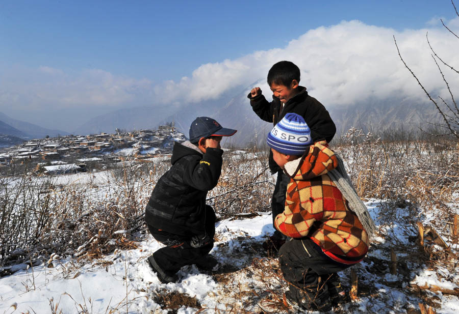 雪地里玩耍的小孩 摄影 名山