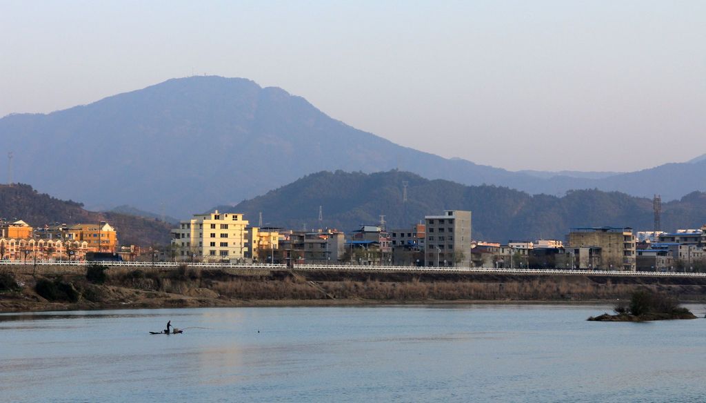 潭城剪影之远眺庵山 摄影 郑大山人