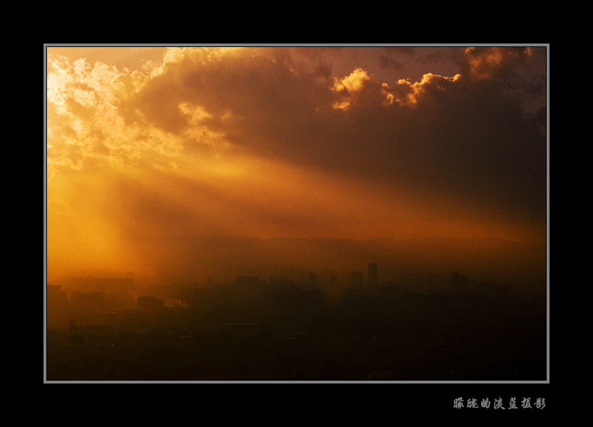 飞机降落的瞬间--雾霭夕阳下的春城 摄影 朦胧的淡蓝