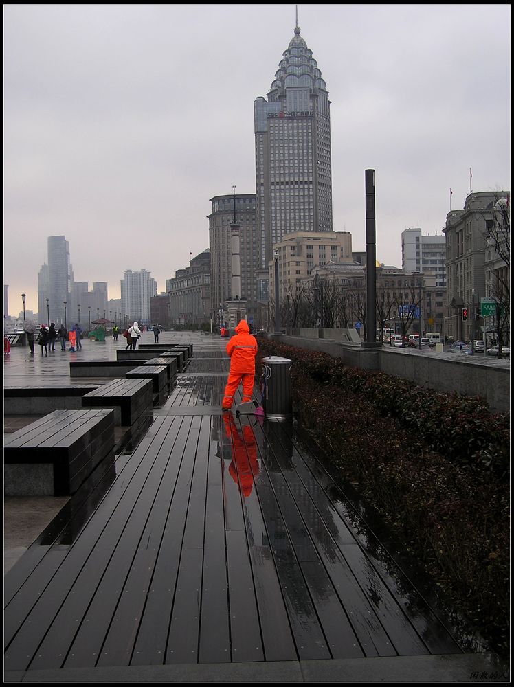 雨中外滩 摄影 闲散的人