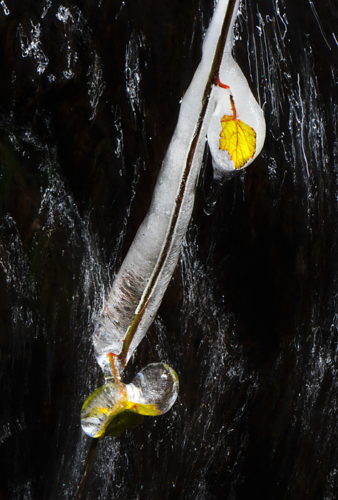 水流中的冰挂 摄影 雨季风