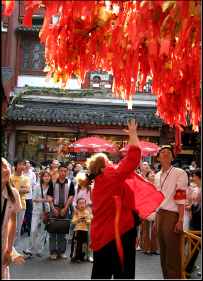 老外祈福 摄影 龙井坊