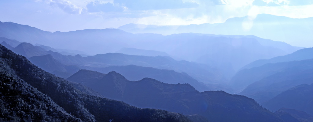 山外有山 摄影 青花椒